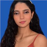 Abogada que enseña a estudiantes de Derecho de primeros semestres y secundaria en ciencias políticas y sociales